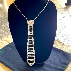 Tie necklace
